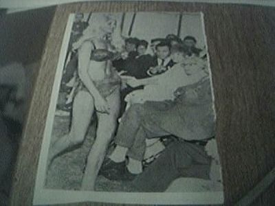 ephemera 1967 Bild Sussex Hove June Ashton Models Pelze