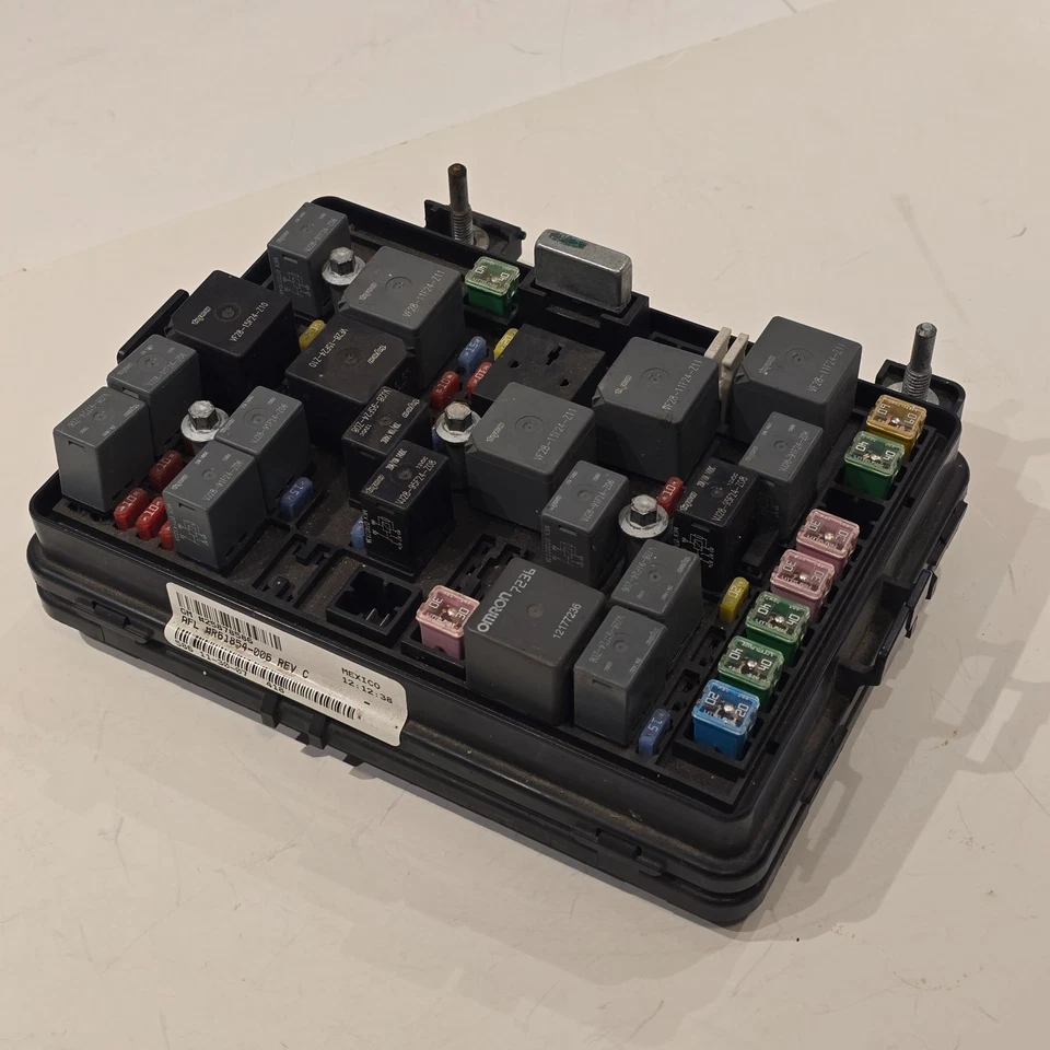 06-09 PONTIAC SOLSTICE Front Engine Bay Fuse Junction Relay Box R61865-001 OEM - Image 4 of 4