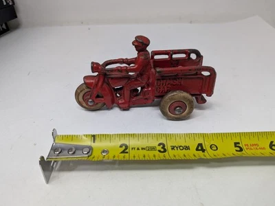 Vintage 1930s HUBLEY Indian Motorcycle Crash Car: cast iron red toy - Image 1 of 4