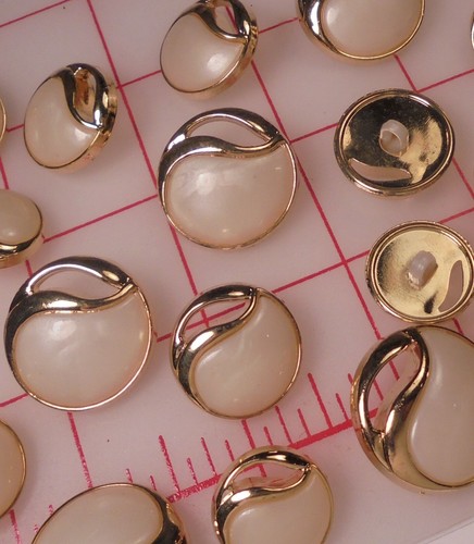 25 LG Gold With Ivory Off White Plastic Shank Buttons 1" Wavy Cutout 25mm #949 - Picture 11 of 12