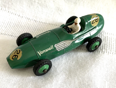 DINKY TOYS 　239 　VANWALL RACING CAR Vintage Dinky Toys 239 Green Vanwall Racing Die-Cast Model Car