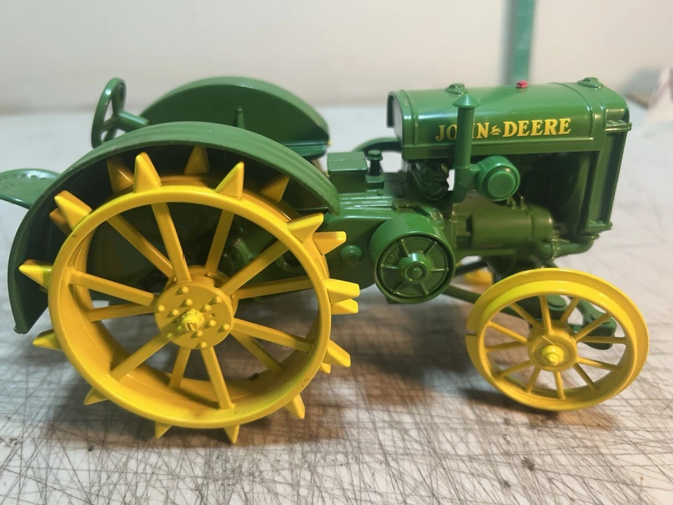 ERTL JOHN DEER 1924 MODEL D TRACTOR 70th ANNIVERSARY EDITION 1/16 SCALE DIE-CAST - Image 4 of 4