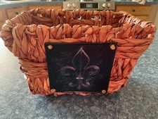 Cestino in vimini con medaglione simbolo in metallo Fleur De Lis 9 1/2” x 6” x 6 3/8”