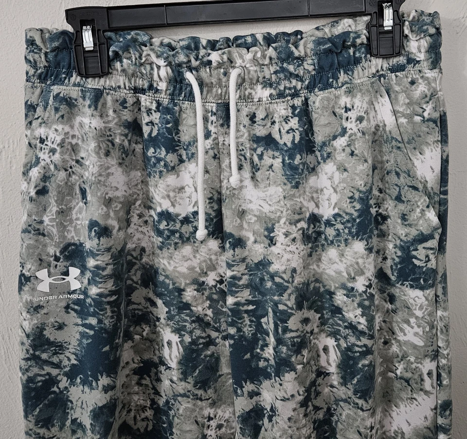 Pantalones de chándal para mujer talla mediana Under Armour UA Rival con estampado de felpa verde ópalo Foto 3 de 4