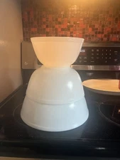 Vintage Pyrex Nesting Mixing /serving Bowls