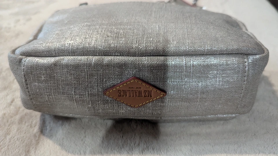 Bolso Bandolera MZ Wallace Lino Metálico Esmaltado 3 Bolsillos Internos. Excelente Usado Foto 3 de 4