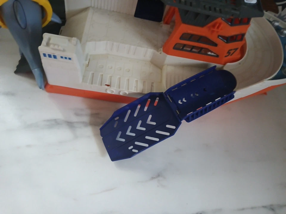 Matchbox Mission Marine Research Boat With Shark 2013 Floats - Image 4 of 4