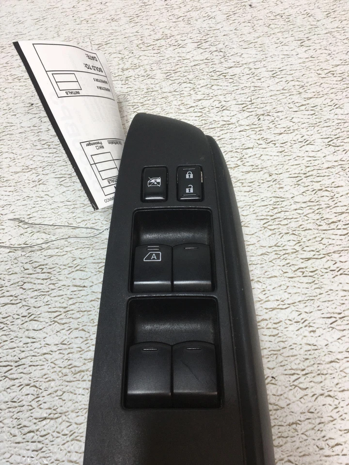 Interruptor de puerta delantero Nissan Versa 13 Foto 2 de 3