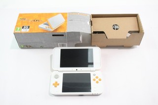Nintendo New 2DS XL Weiß mit Offiziellem Ladegerät Originalverpackt Funktioniert