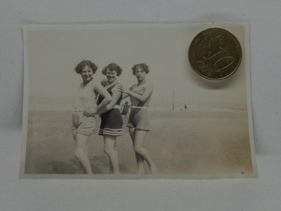 Photo Three Pretty Young Women In Swimsuit On Beach Swimwear 1920s