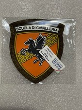 PATCH SCUDETTO PLASTICA SCUOLA DI CAVALLERIA SU PANNETTO VERDE