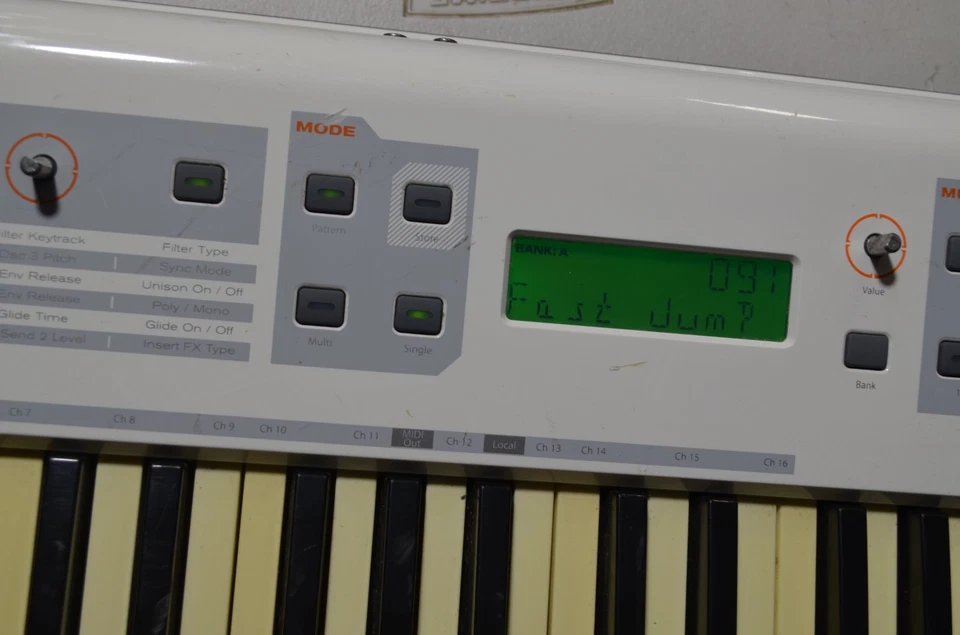 M-Audio Venom 49-Key 12-Voice Polyphony Synthesizer USB Midi Keyboard READ! - Image 3 of 4