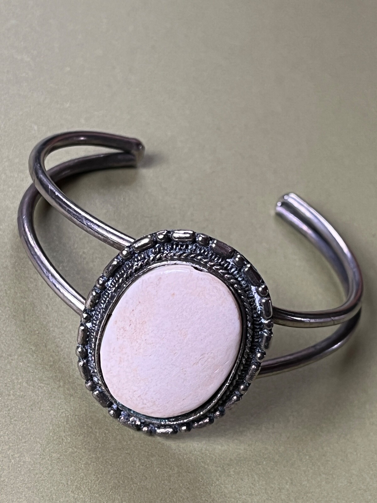 Rustic Split Silvertone w Large Oval Cream Cab Me… - image 1