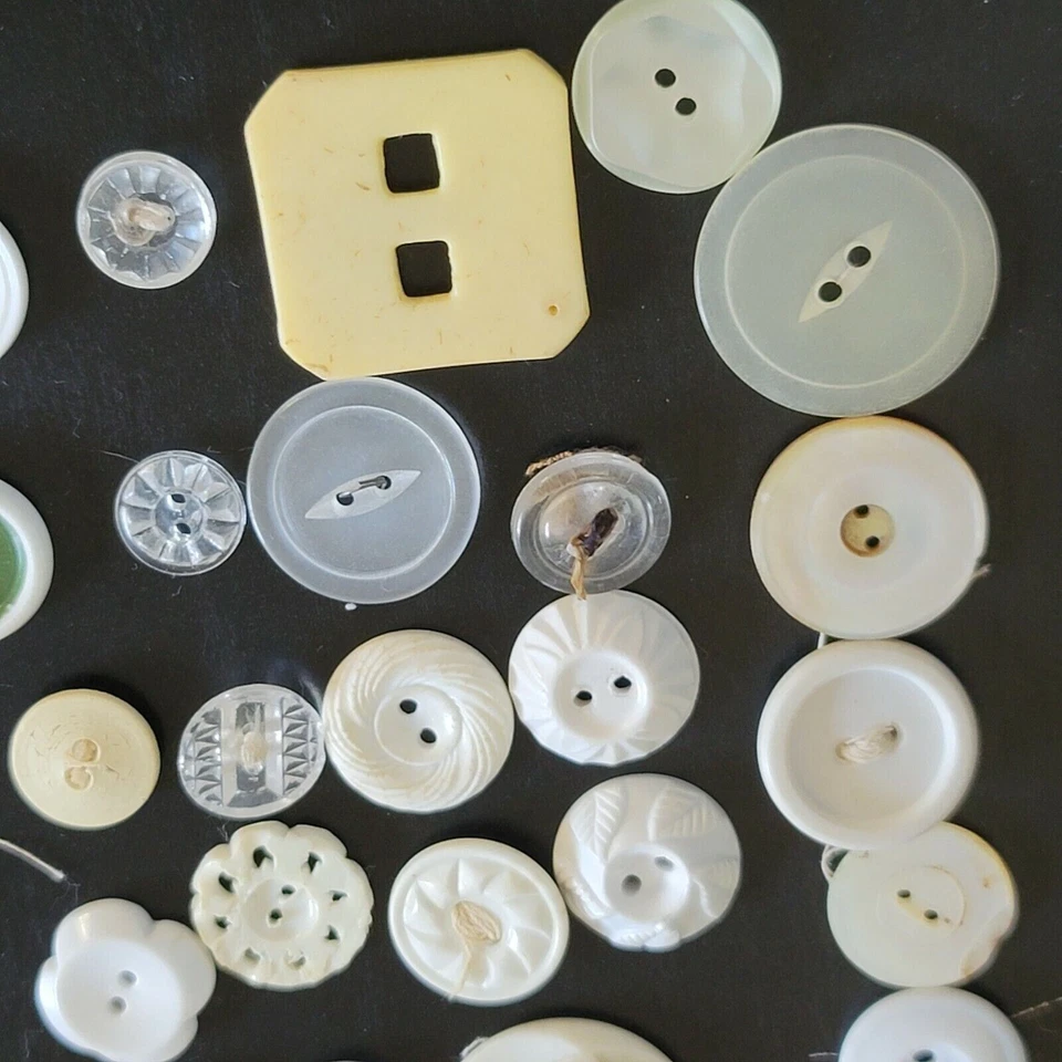 125x Vintage Buttons Mixed Lot Various Sizes - Mostly 2 Hole Unique Button Lot - Image 4 of 4