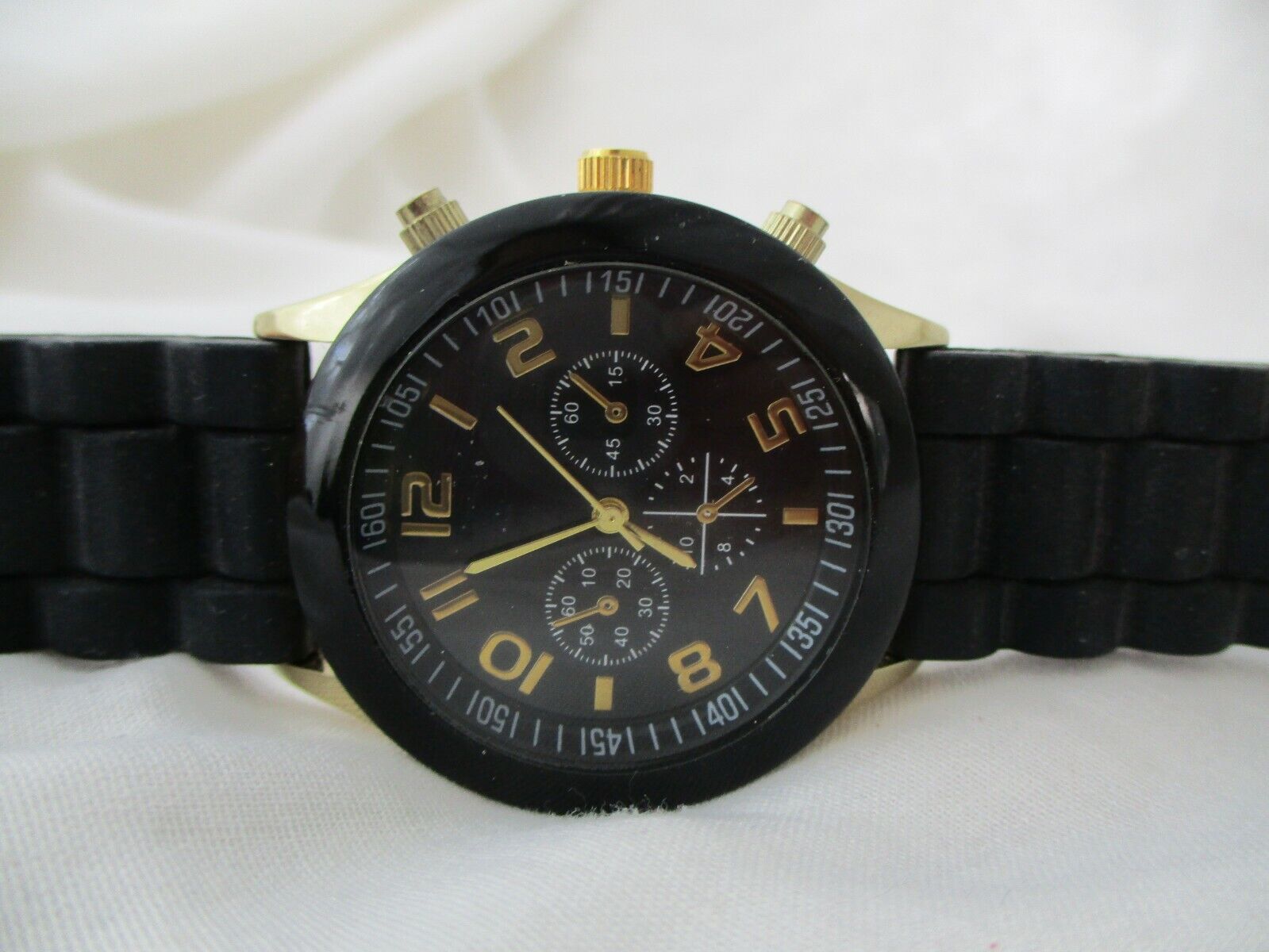 Darice Analog Wristwatch with a Buckle Band