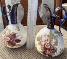 Antica coppia di brocche/vasi decorativi casa dipinti a mano con disegno floreale/oro