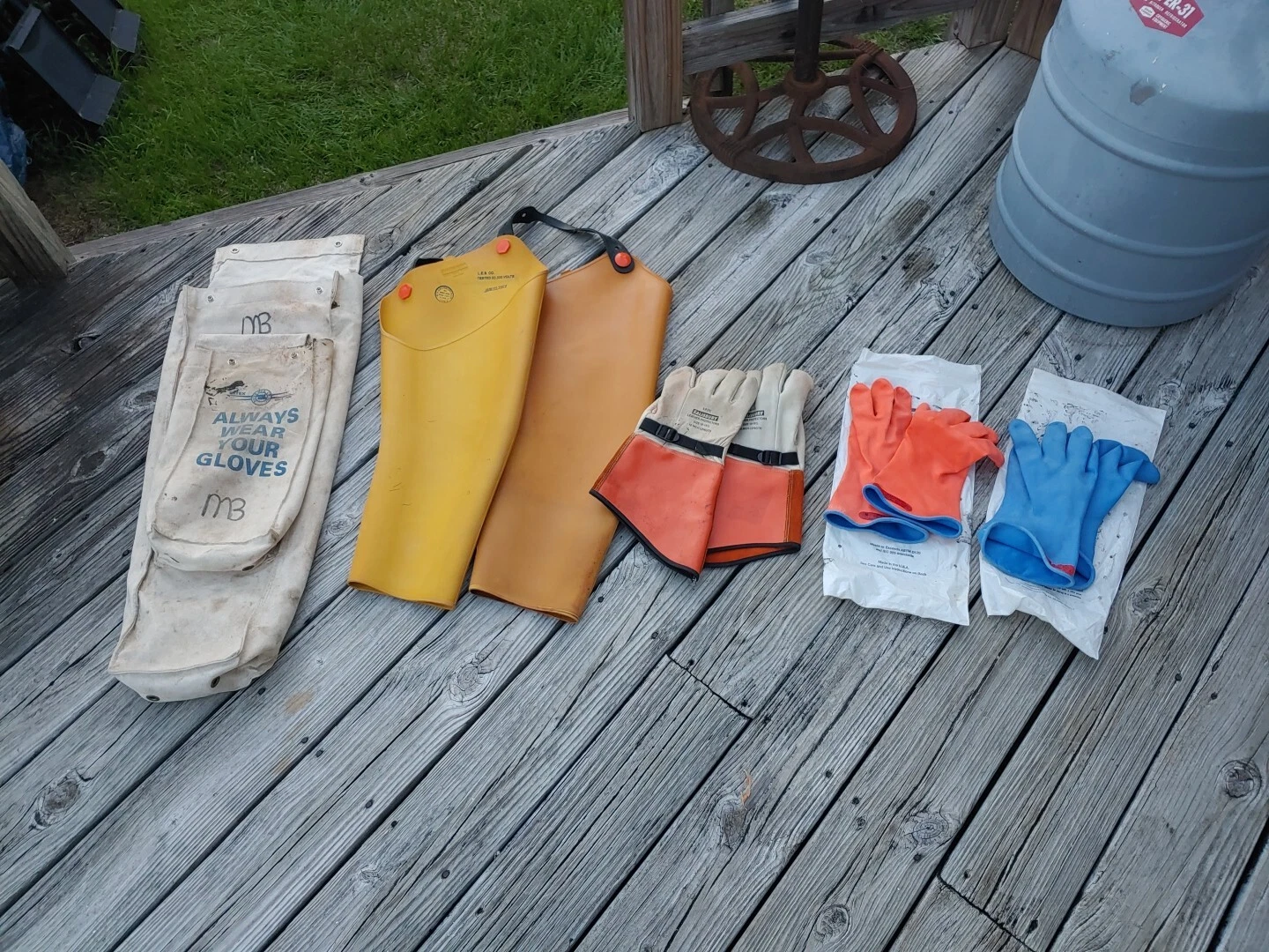 Salisbury Class 4 Size 10.5 Linemen Electrical Insulating Gloves Protectors Bag