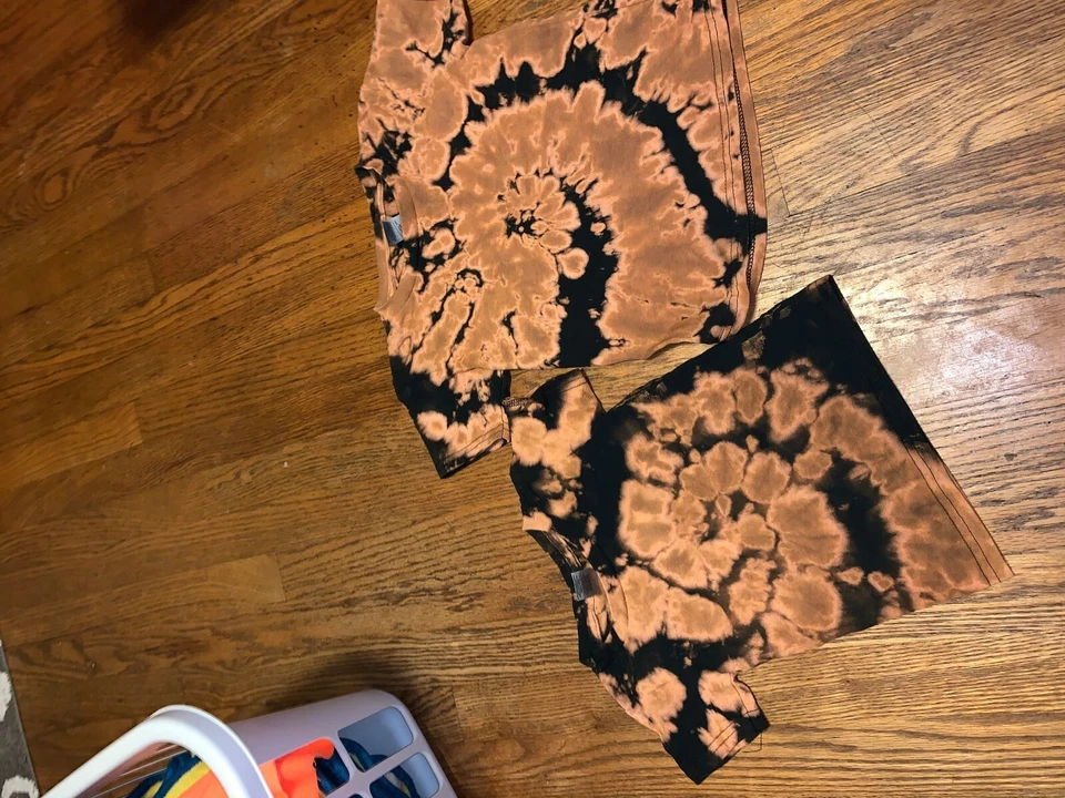 camiseta tie dye naranja negro y blanqueador halloween tallas niños y adultos Foto 3 de 3