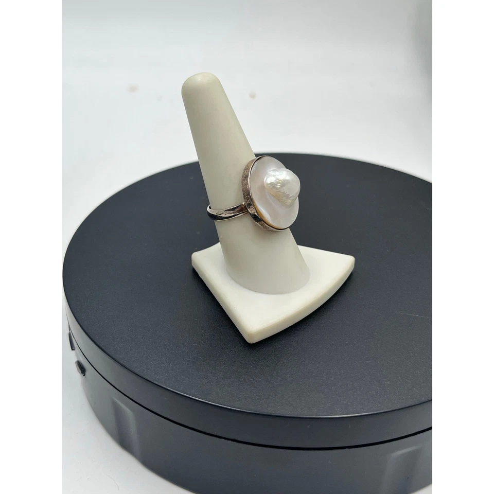 Anillo redondo de plata de ley con concha de perlas blancas naturales 8,5 Foto 3 de 4