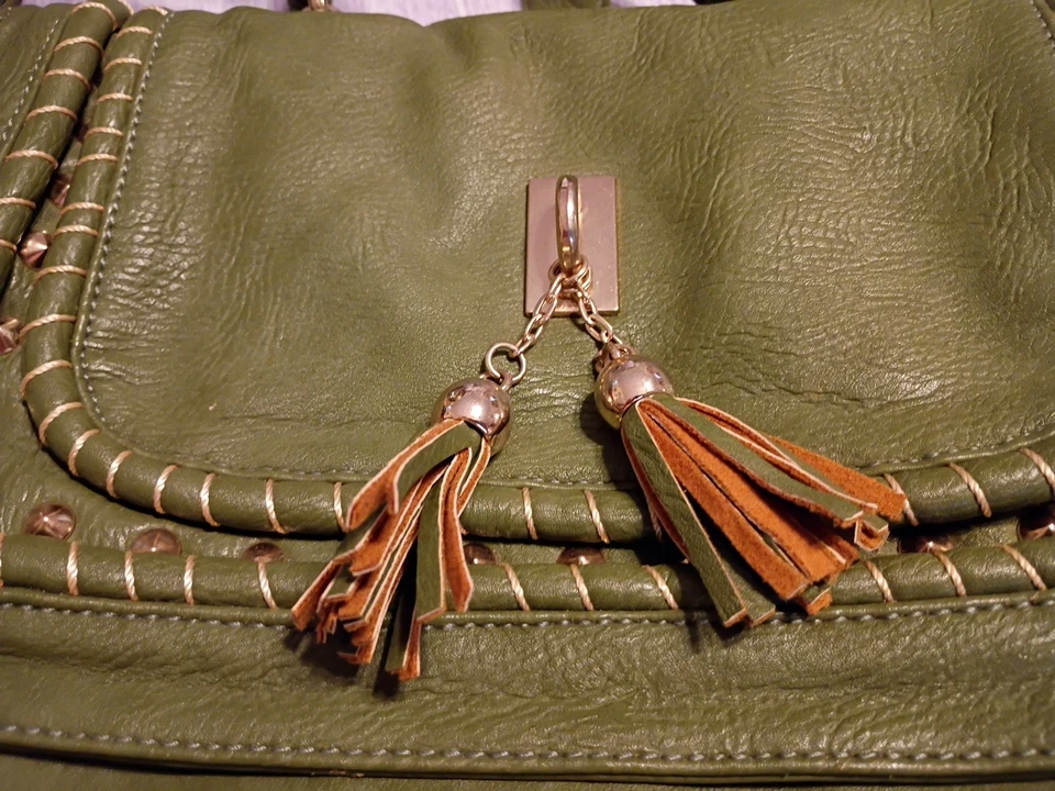 Bolso de mano de cuero verde oliva con detalles de borla Foto 4 de 4