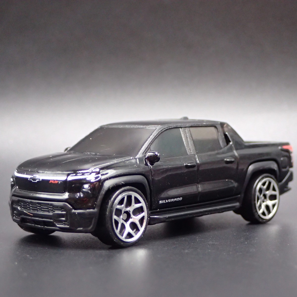 2024-2025 CHEVY CHEVROLET SILVERADO EV ELECTRIC TRUCK 1:64