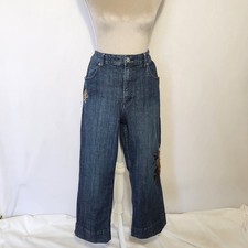 Chico  s Platinum Size 2/12 Blue Five Pocket Floral Embroidered Cropped Jeans