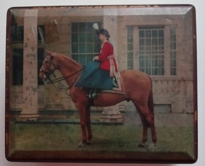 Vintage Süßwaren Dose Queen zu Pferd von Edward Sharp Ltd & Sons
