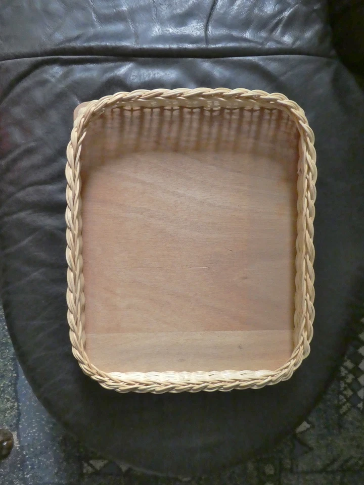 sehr schönes massives hochwertiges Weiden-Tablett Holz hell vier-/recht-eckig