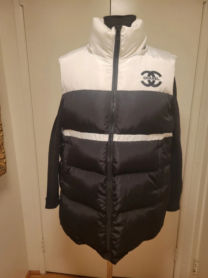 Colete com capuz feminino Chanel Puffer preto e branco 40 - Imagem 4 de 4