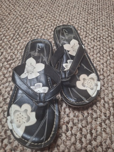 Clarks Women's 9M Shoes Black And White Leather Slides Flip Flops Sandals EUC!