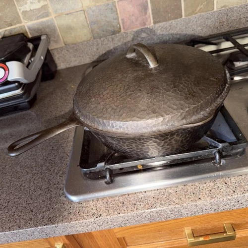 Rare Hammered Unmarked Wagner Ware Chicken Fryer Cast Iron With The Lid