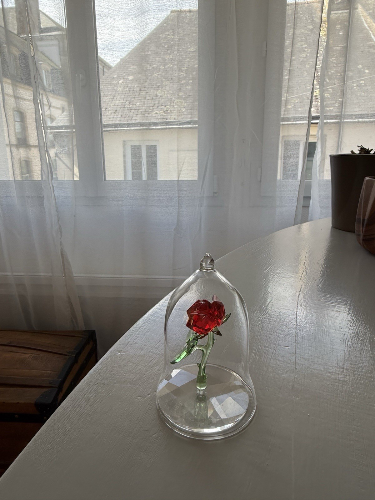 Swarovski rose rouge cristal sous cloche fleur éternelle décoration maison de prestige