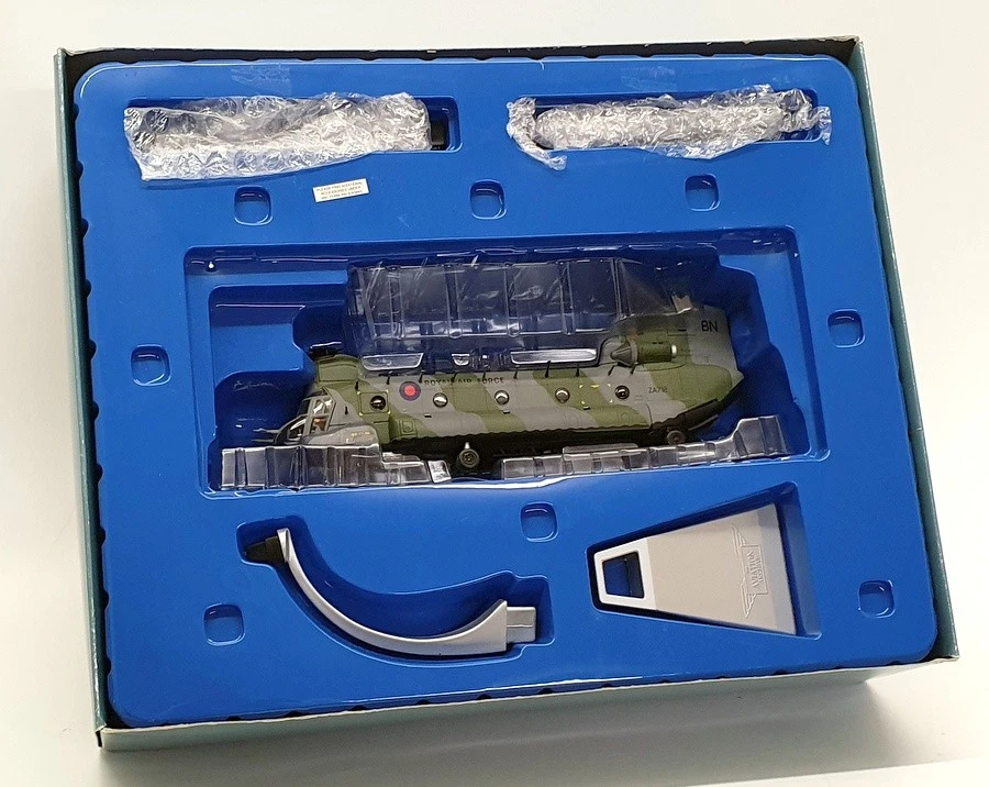 Corgi 1/72 AA34202 - Boeing Vertol Chinook HC.1 18Sqn RAF Falklands - Image 3 of 3