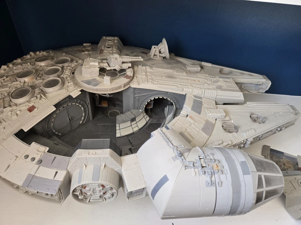 Star Wars Legacy Collection Millennium Falcon - Image 2 of 4
