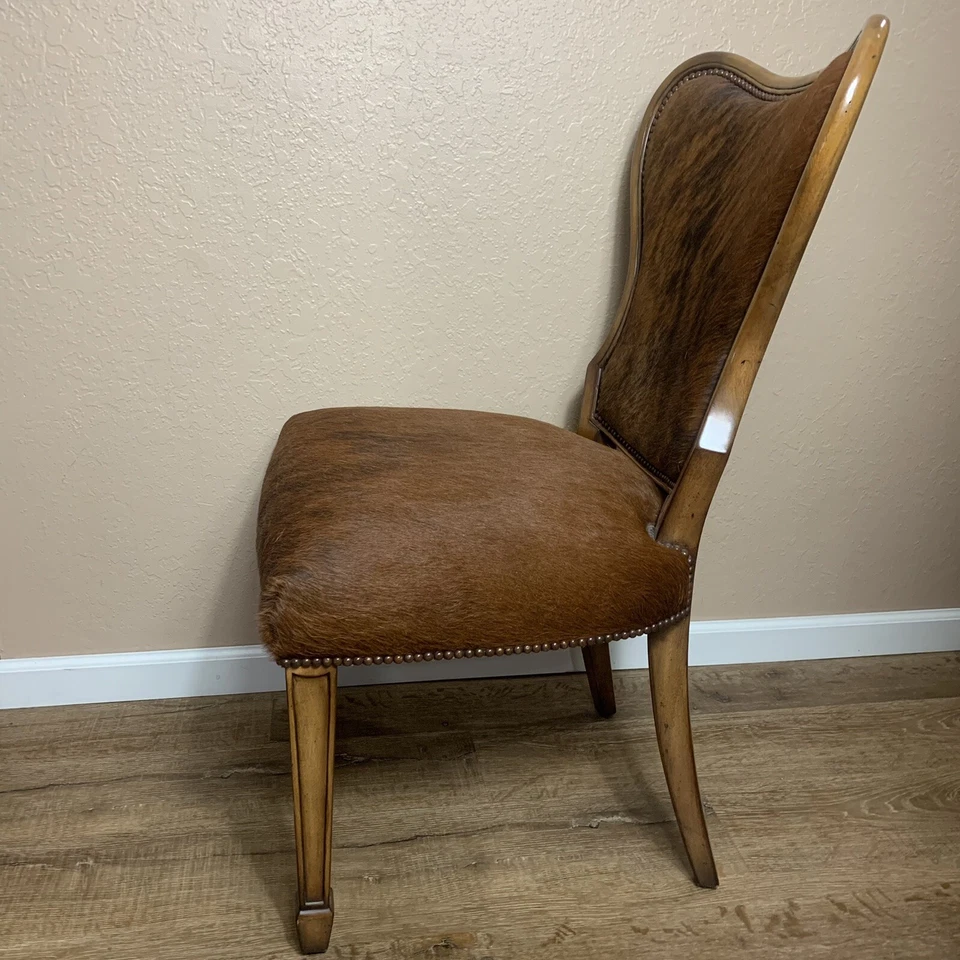 Silla Theodore Alexander Acento Pelo Sobre Piel Réplica Colección Moderna Rústica Foto 4 de 4