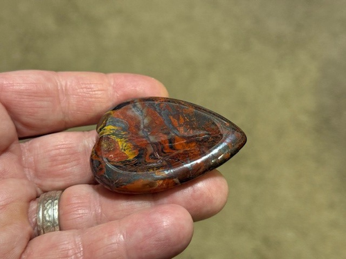 MAGNIFICENT COLORS! HEART SHAPED WORRY STONE MADE FROM TIGER IRON !!! - Picture 6 of 16