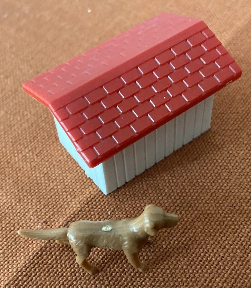 Plasticville белый с красными крышами сельскохозяйственные здания и животные. 1 сломанная сторона курятника - Изображение 4 из 4