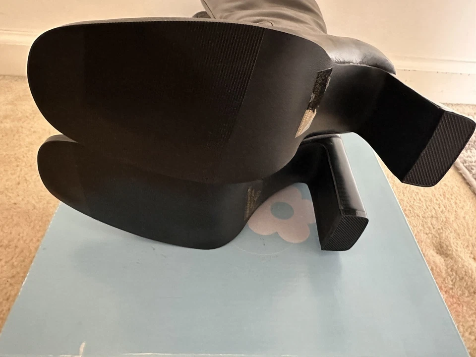 Clasificado, Tacón Apilado Negro, Talla 5.5 Foto 2 de 4