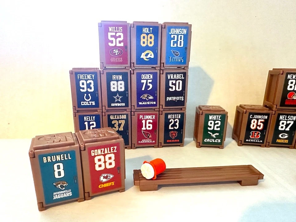 Juguete de fútbol americano Teenymates 2026 NFL Legends (TÚ ELIGES) 1,5" Locker (solo armario) Foto 2 de 4