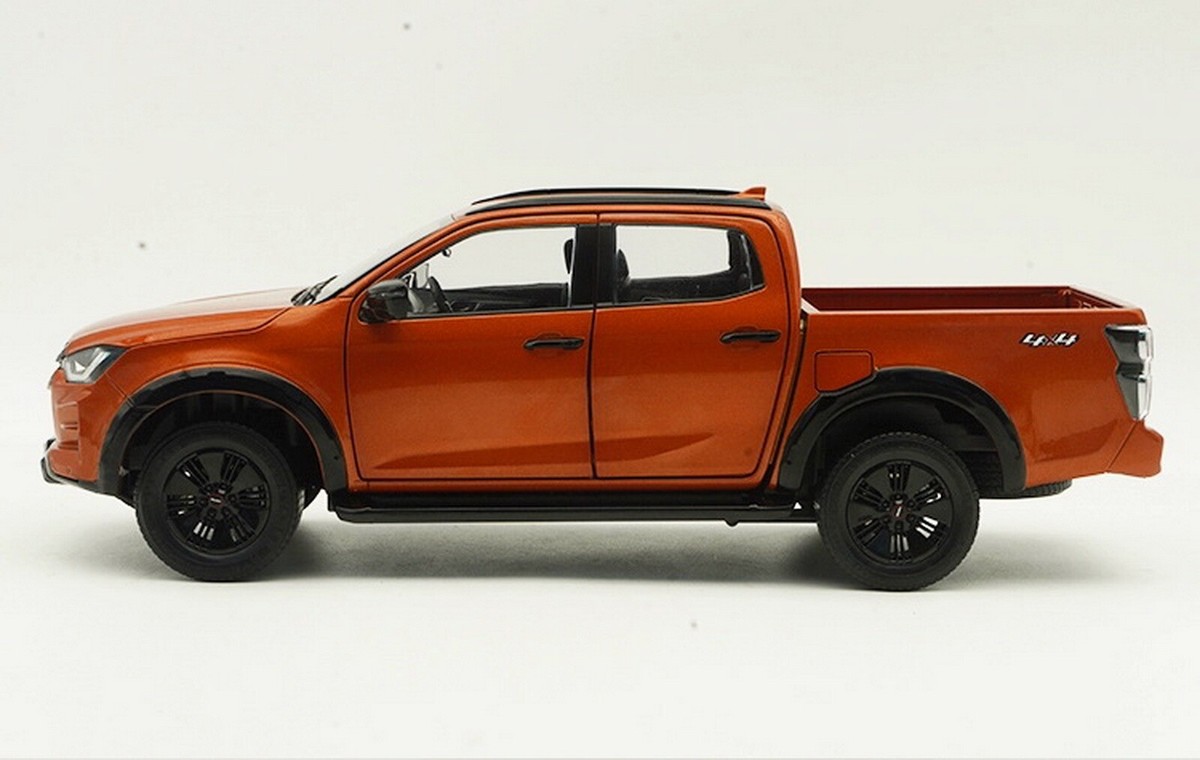 1/18 Scale ISUZU D-MAX Pickup 2023 Orange Diecast Car Model Toy