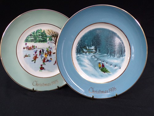 2 Vintage Avon Christmas Plates 1975 Skaters 1976 Christmas Tree Wedgewood L24 - Picture 2 of 12