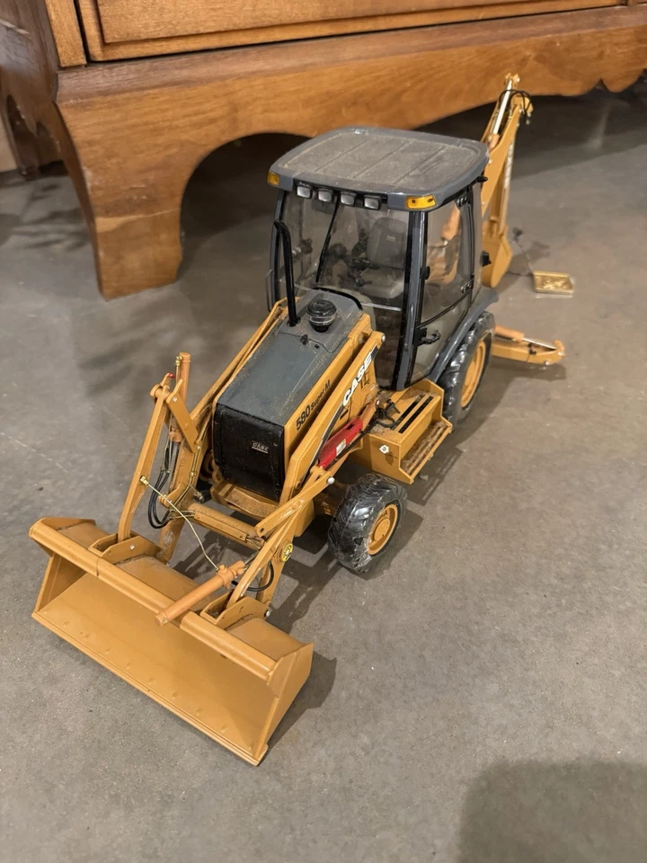 Case 580E Backhoe / Loader  For Parts Or Restoration ( Ertl #287 )  1/16 Scale - Image 3 of 4