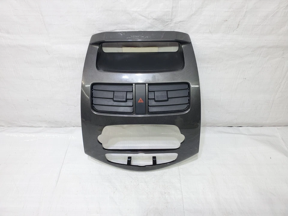 2013-2015 Chevrolet Spark Center Console Trim Bezel w/ Air Vent & Hazard Switch Foto 2 de 4