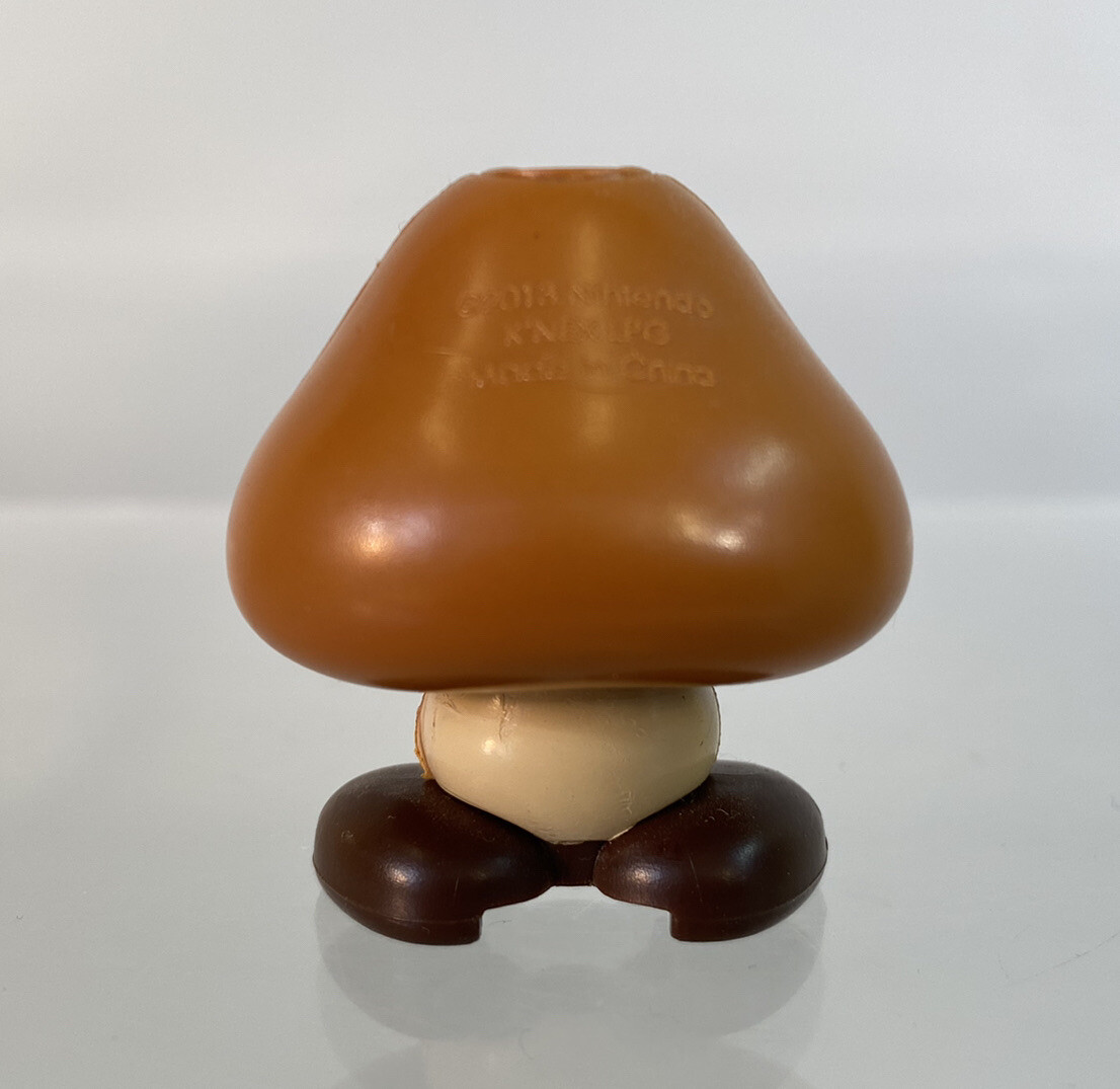 Goomba ぬいぐるみとキノコ型オブジェ Goomba ぬいぐるみとキノコ型オブジェ Goomba ぬいぐるみと