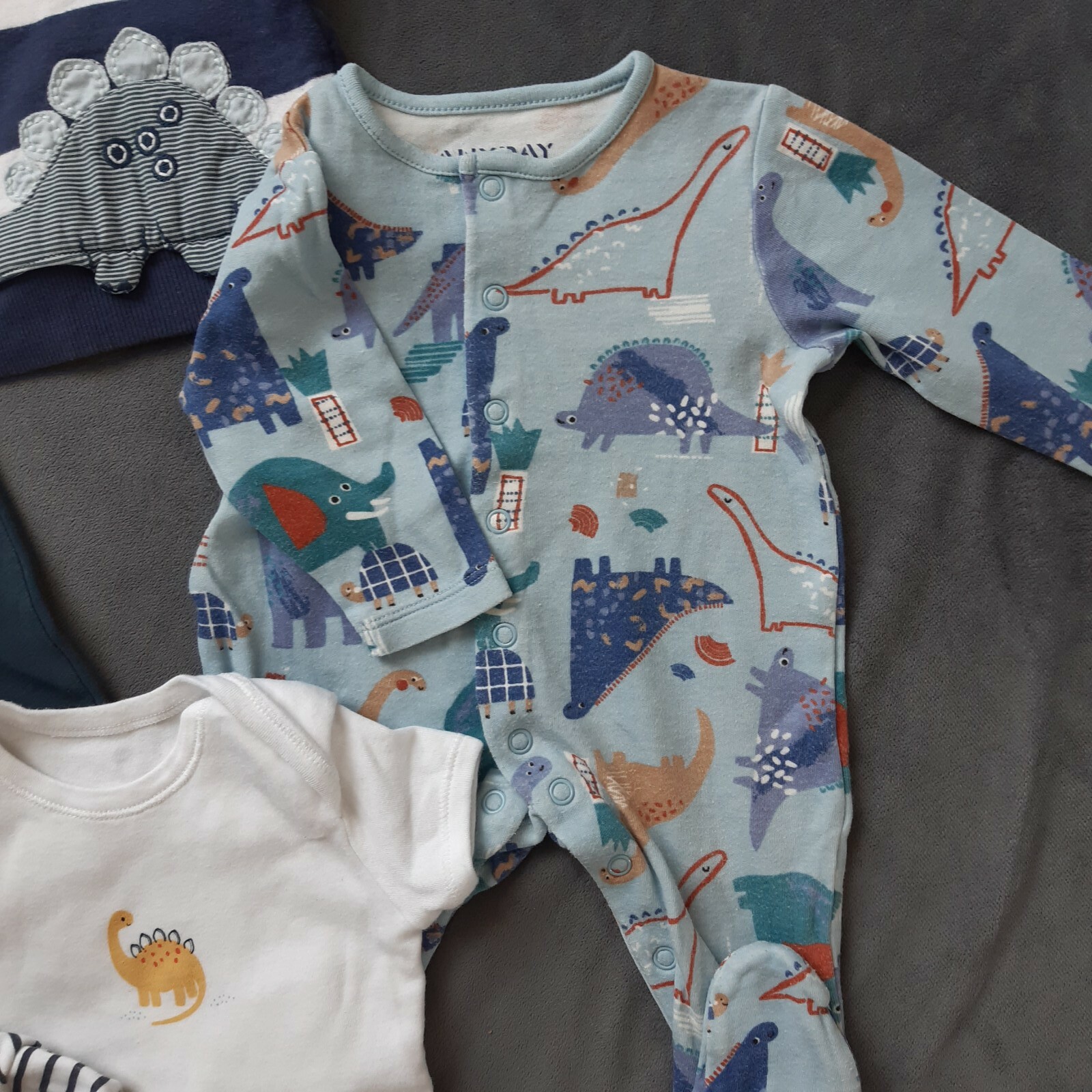 Baby Boy 03 Months dinosaur Bundle. Vest, jumper, babygrow, jeans