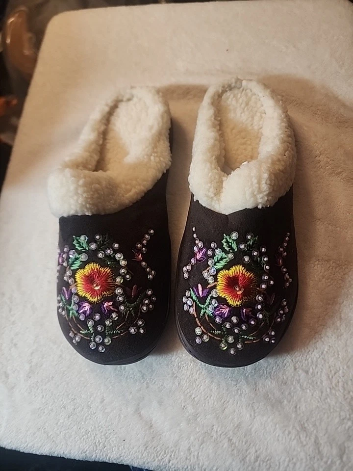 Zapatillas Avon Marrón Imitación Gamuza Floral Bordado-Suela Exterior Firme Talla M (7-8) NUEVAS Foto 2 de 4