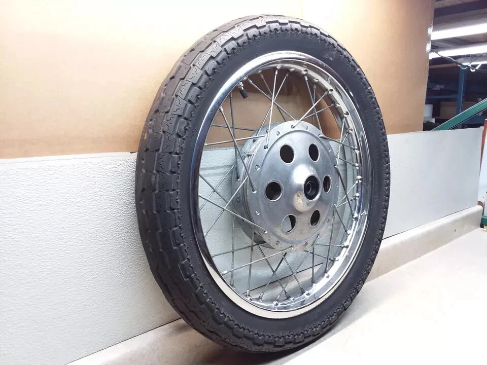Conjunto de rueda delantera y neumático Yamaha XS1 650 1970 de colección PJ-14 Foto 2 de 4
