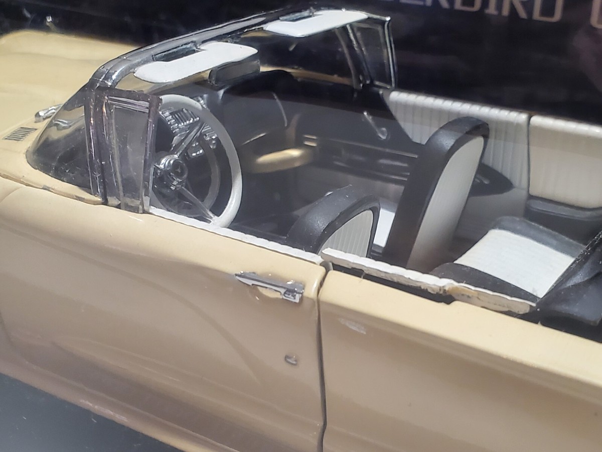 Sun Star 1960 Ford Thunderbird Convertible 1:18 Diecast Model Car