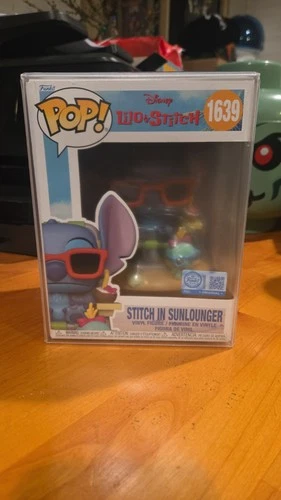 LILO & STITCH IN SUNLOUNGER #1639 FUNKO EXCLUSIVE, COMES IN A  PROTECTOR