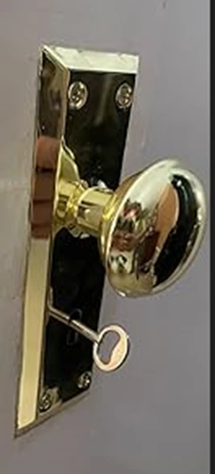 Juego de cerradura con llave de mortaja chapada en latón Defender Security, E-2293 con golpe y 2 llaves Foto 3 de 4